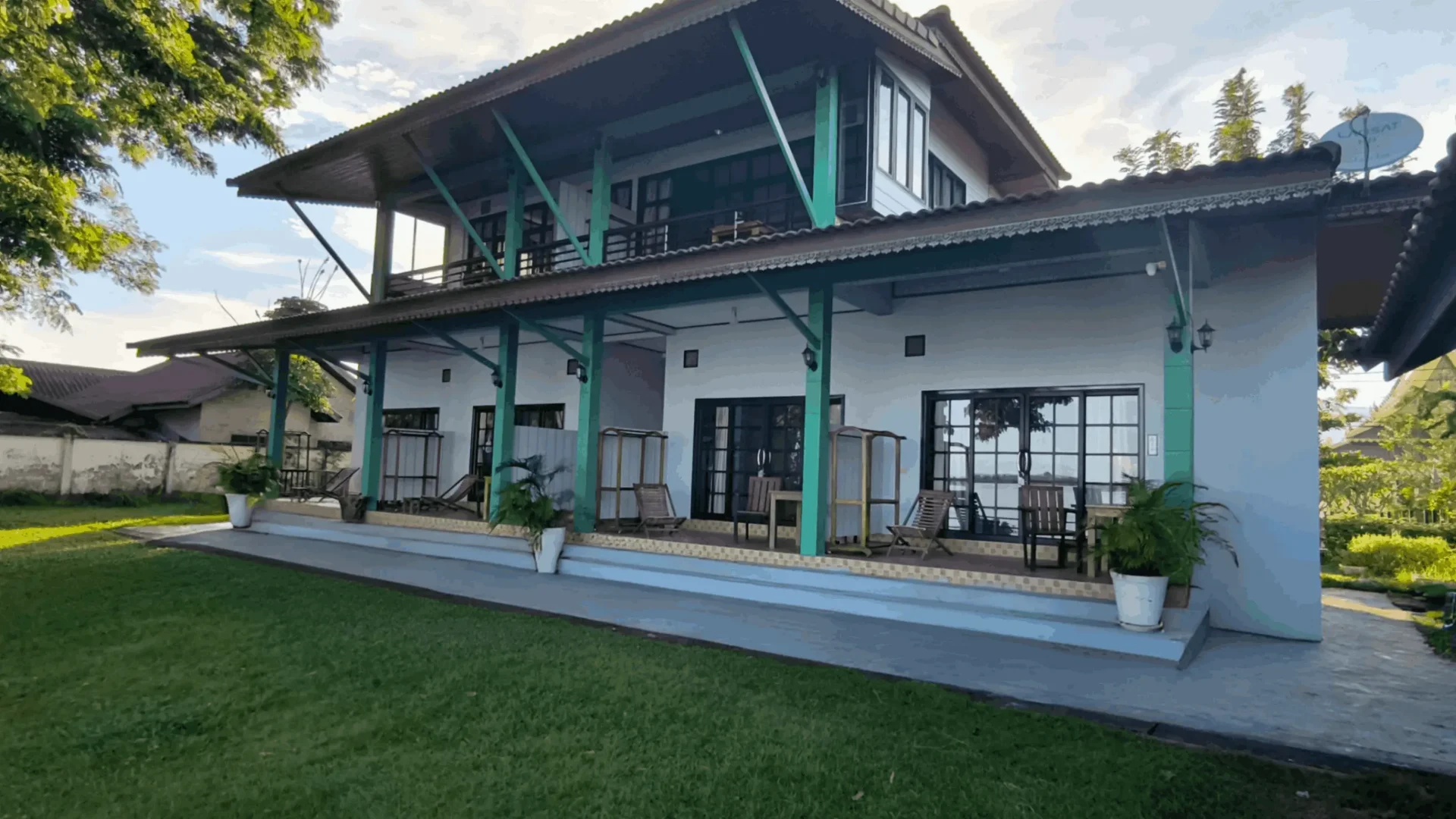 Hotelgebäude des Nakorn River View am Mekong-Ufer