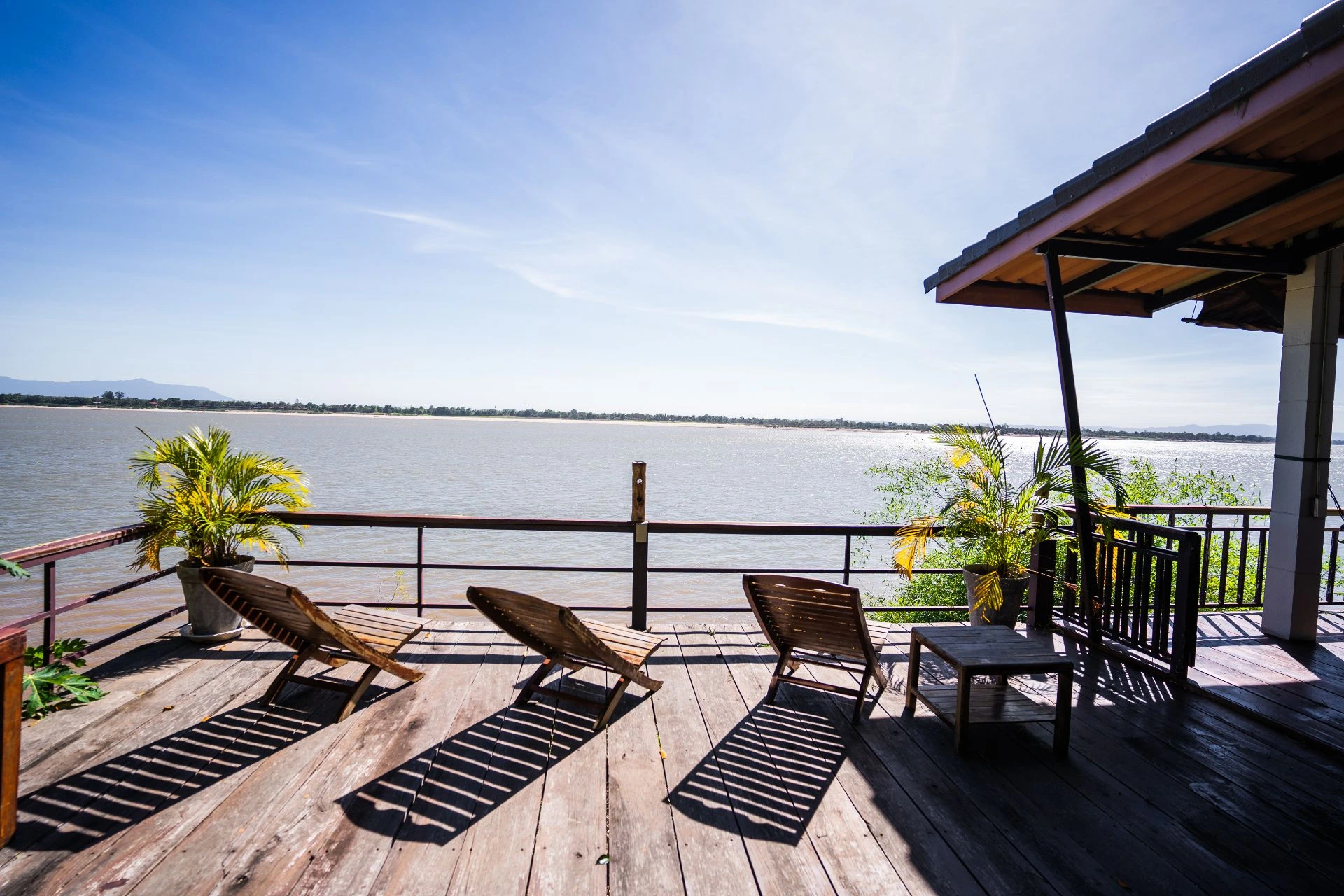 Sonnige Terrasse des Nakorn River View direkt am Mekong