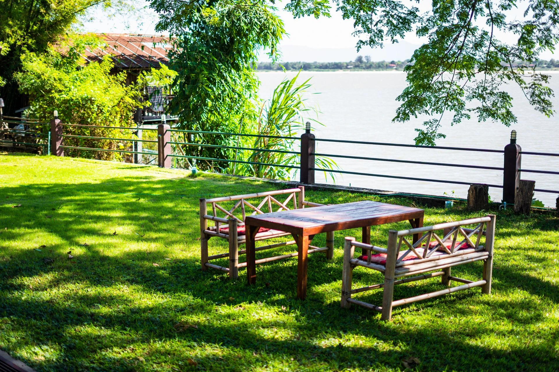 Grüner Garten des Nakorn River View in Champasak